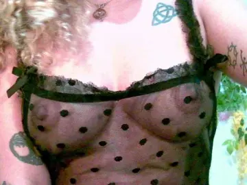 Crystal25  live sex cam