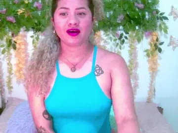 Crystal25  live sex cam