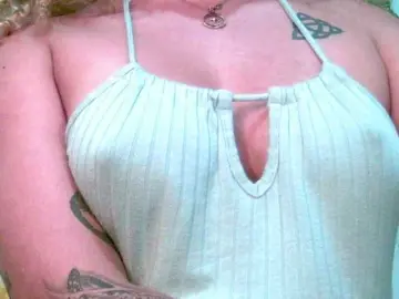 Crystal25  live sex cam