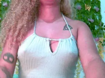 Crystal25  live sex cam
