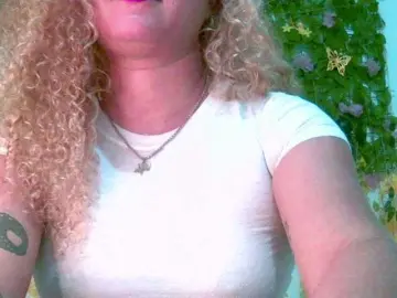 Crystal25  live sex cam