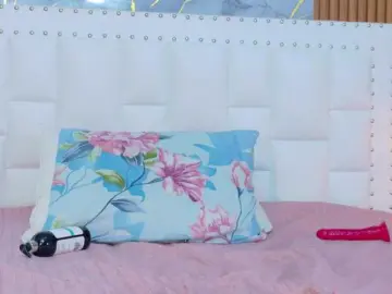 Slutlittlegir  live sex cam