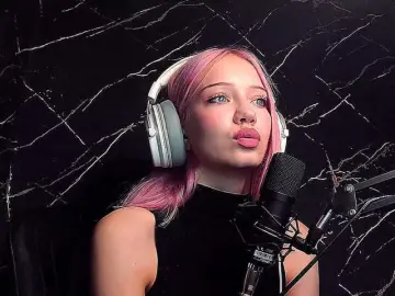 Molodaya  live sex cam