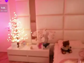 LilyColins  live sex cam