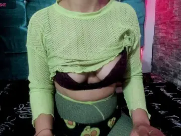 Kloe22  live sex cam