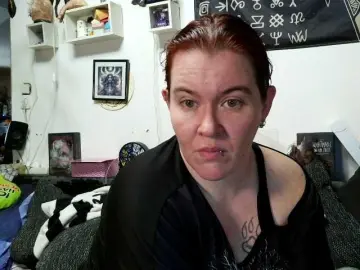 HeissesRotkaepchen  live sex cam