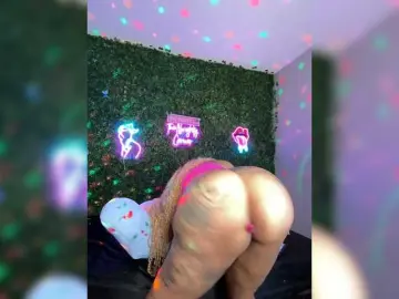 BigButtSarena  live sex cam