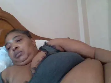 Pussylips53  live sex cam