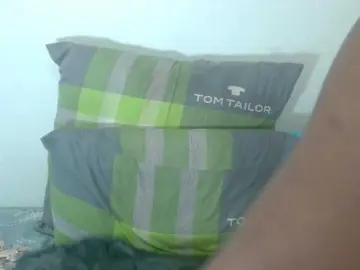 Skinybitchx  live sex cam