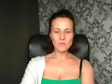 BellaKisss1  live sex cam