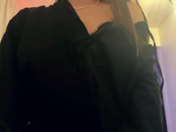 LauraMondella  live sex cam