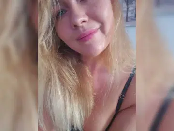 Yesenia-1  live sex cam