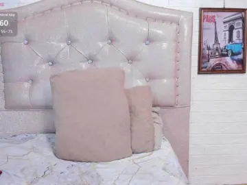 LITTLE-NESSA  live sex cam