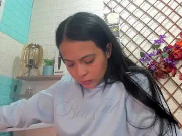 LITTLE-NESSA  live sex cam