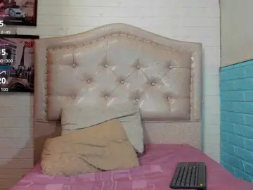 LITTLE-NESSA  live sex cam