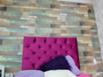 LITTLE-NESSA  live sex cam