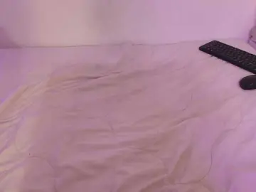 Kittylove18  live sex cam