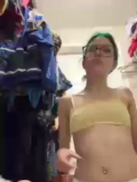 Chxrry_b0mbz  live sex cam