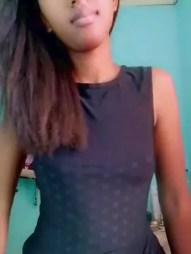 Quini18  live sex cam