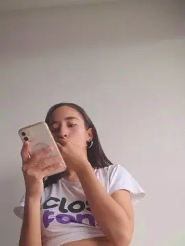 Lavinia90  live sex cam