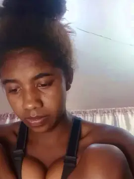 Melanie33  live sex cam