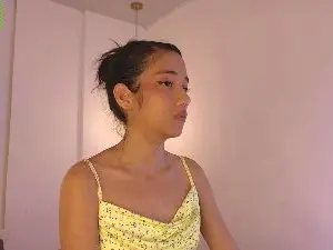 Hotlittlekitty1  live sex cam