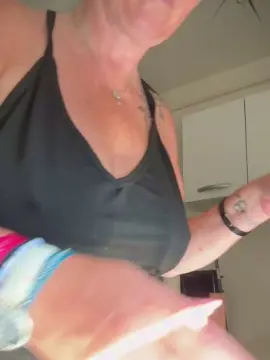 Desiree1951  live sex cam