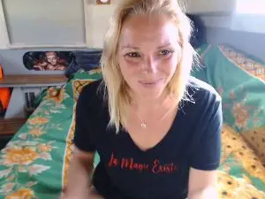 Doucelouve9  live sex cam