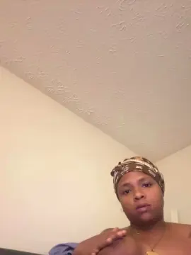 Thickkmamii27  live sex cam
