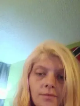 Blonde32  live sex cam