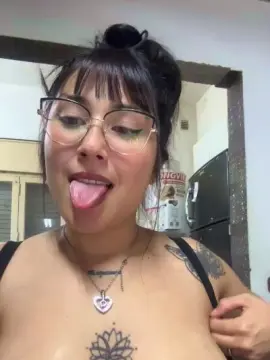 Lareyni26  live sex cam