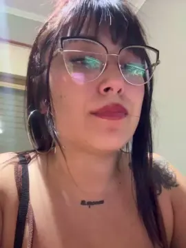 Lareyni26  live sex cam