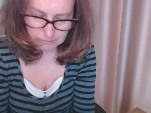 LauraOven  live sex cam