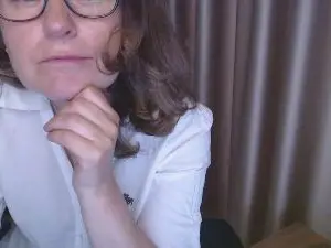 LauraOven  live sex cam