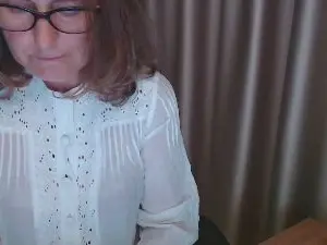 LauraOven  live sex cam