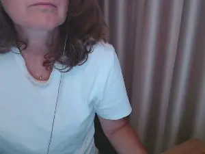 LauraOven  live sex cam