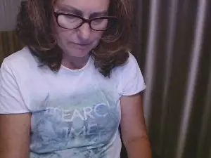 LauraOven  live sex cam