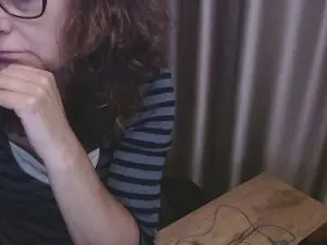LauraOven  live sex cam