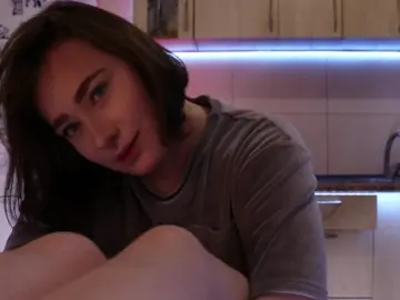 Lizzie33  live sex cam