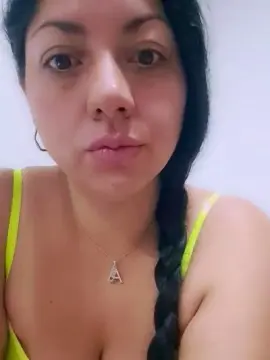 Bella_milf1  live sex cam