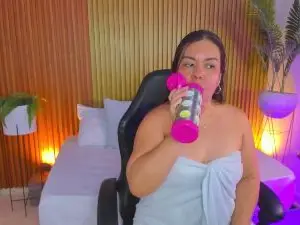 Nahia_1  live sex cam