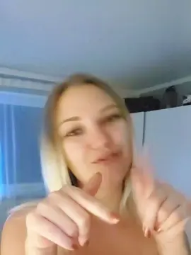 Blondiii_19  live sex cam