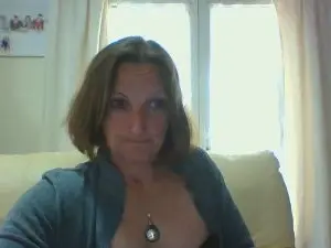 Petitevivi34  live sex cam
