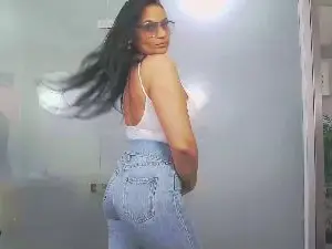 YaraCox  live sex cam