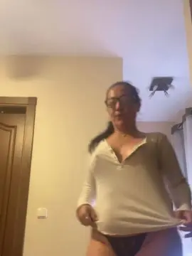 Leona_43  live sex cam