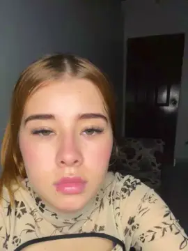 Soleciito18  live sex cam