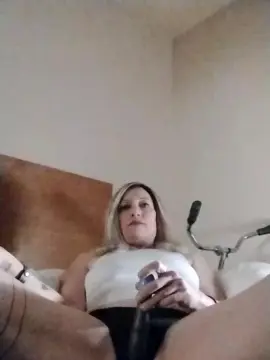 Heartleigh  live sex cam