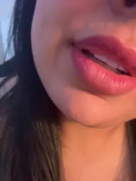 Quiqui28  live sex cam
