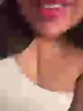 Quiqui28  live sex cam