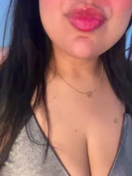 Quiqui28  live sex cam